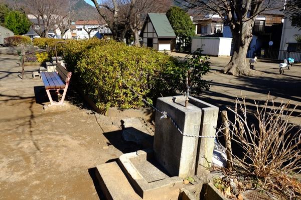 公園上段の水飲み・手洗い場の写真