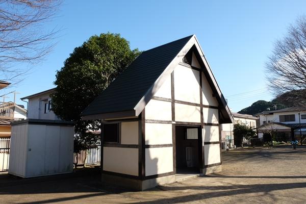 三角屋根のトイレの写真