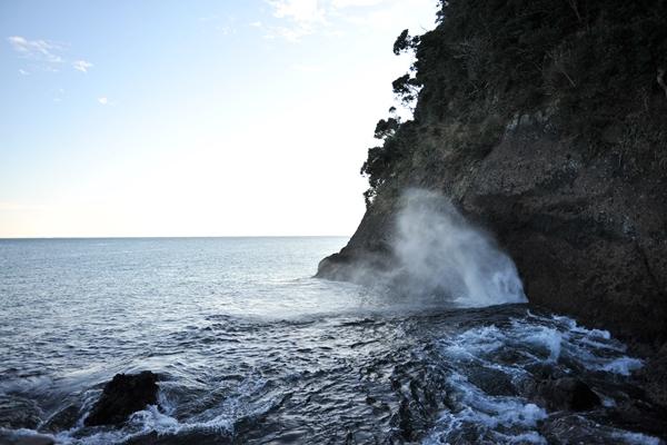 汐吹き岩で潮が吹き上がる様子の写真