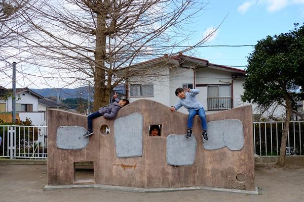 オブジェで遊ぶ女の子3人の写真