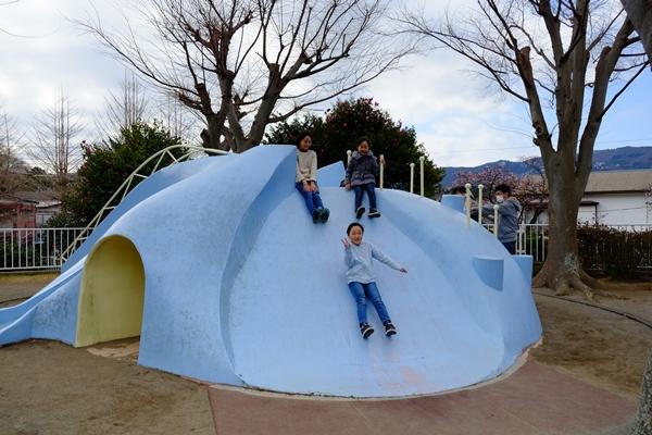 プレイスカルプチャーの滑り台で遊ぶ女の子3人の写真