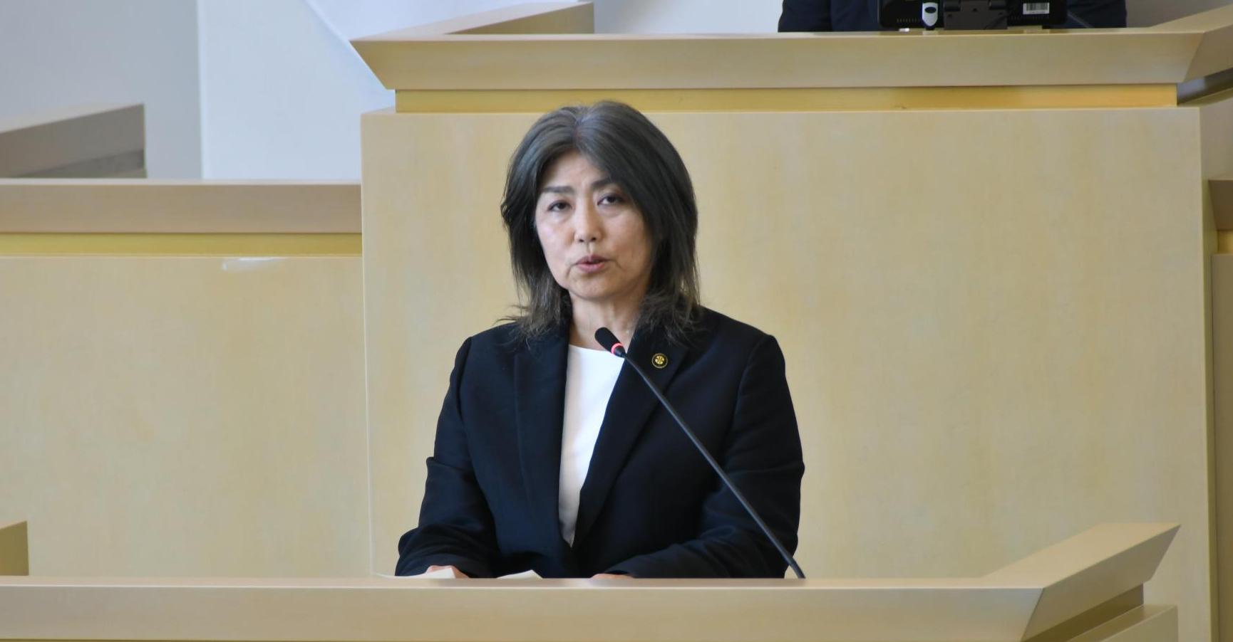 議場で所信表明を発する田久保市長