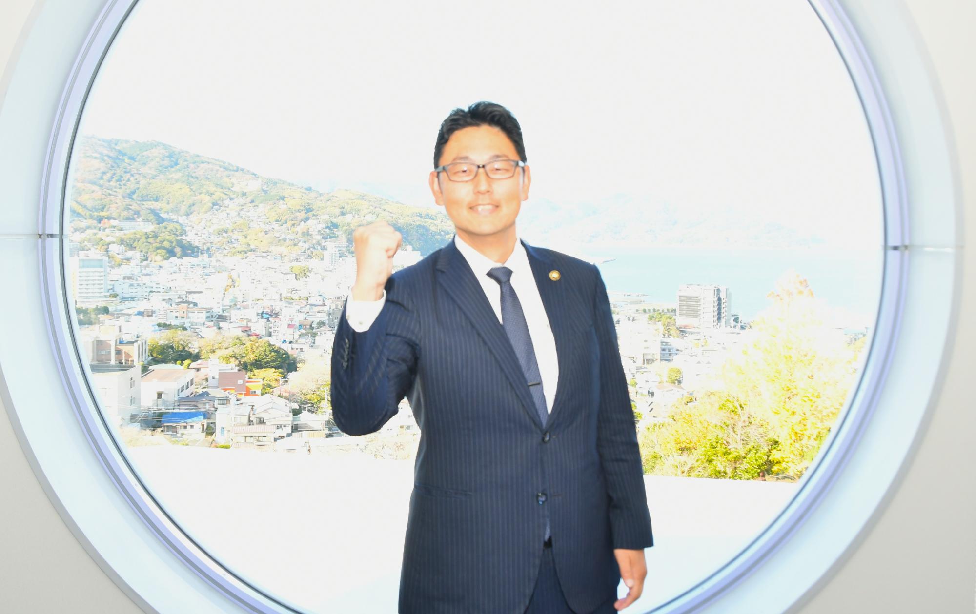 すぐやるポーズをする杉本市長