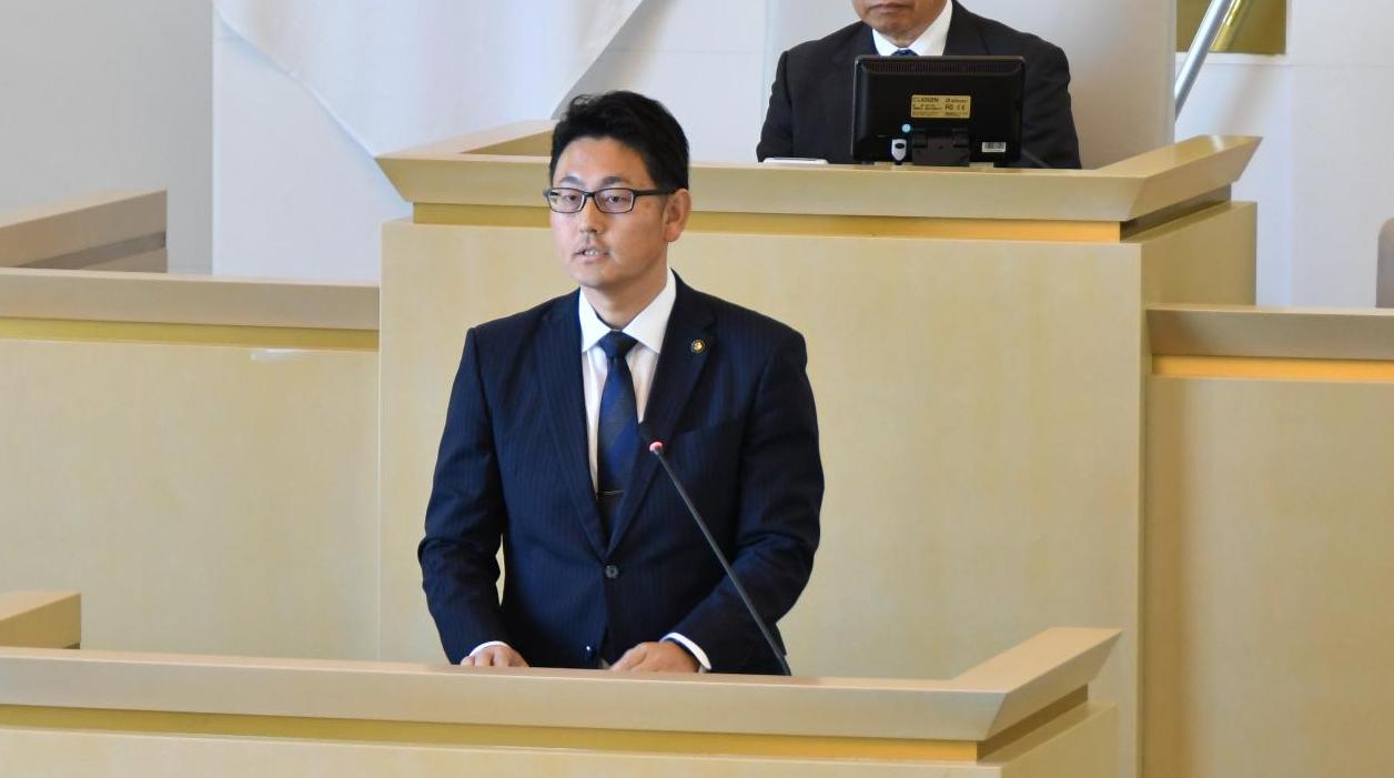 議場で所信表明を発する杉本市長