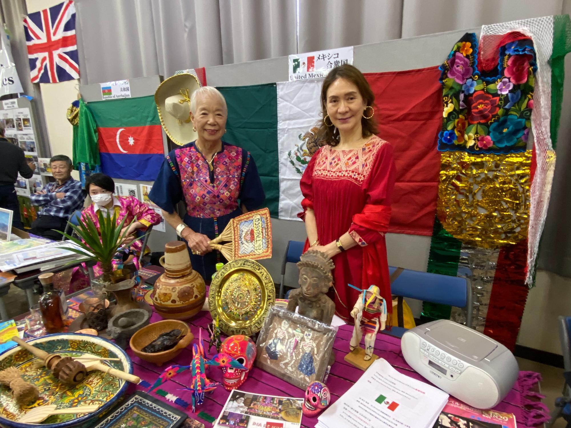 メキシコのブースで民族衣装を着ている二人の日本人女性の写真