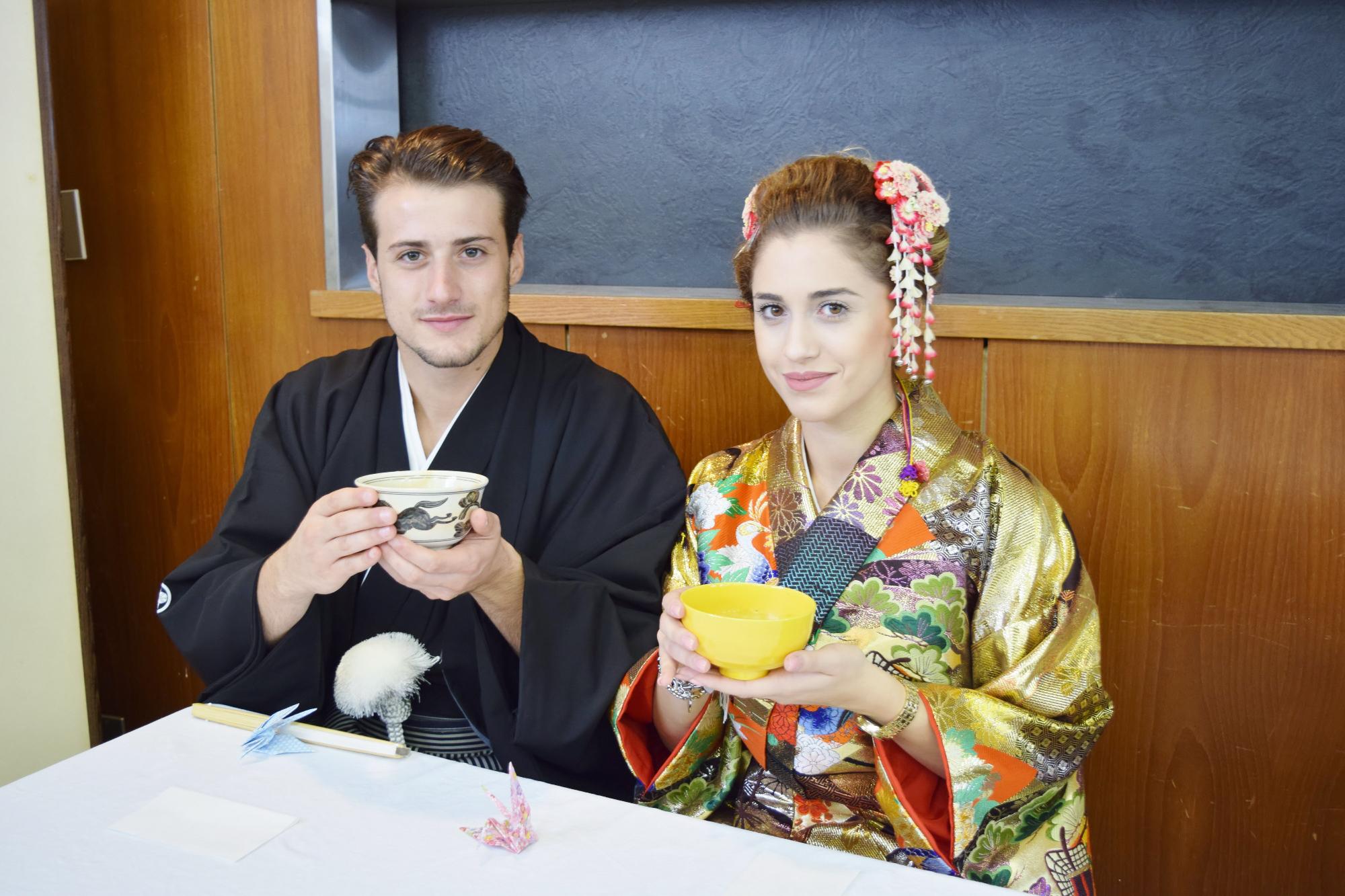 お抹茶を飲む外国人の男女の写真