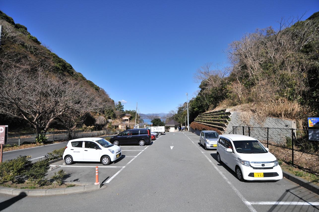 半数程度、車が駐車されている汐吹公園駐車場の写真