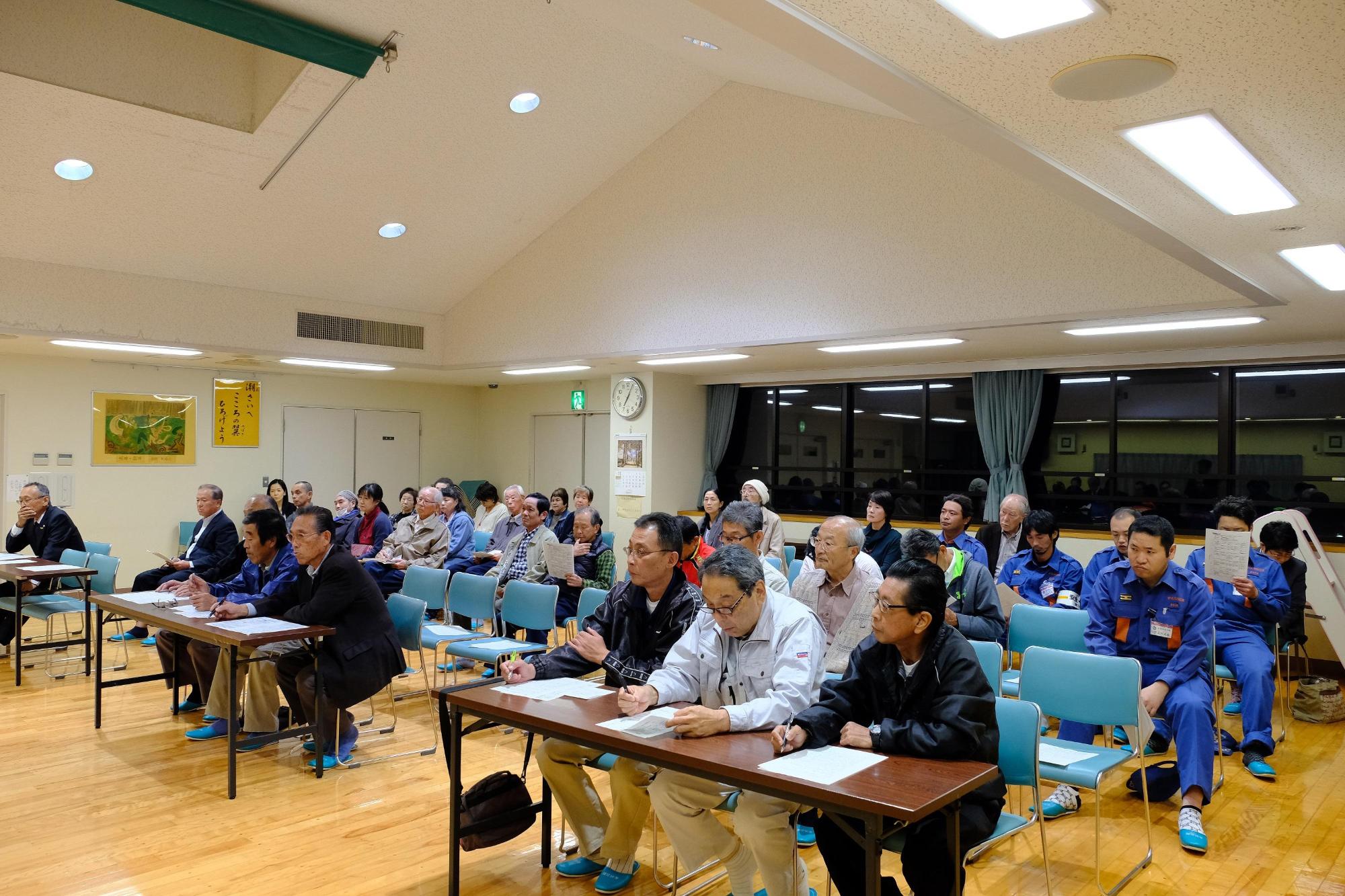 生涯学習センター赤沢会館で地域タウンミーティングをする参加者らの写真