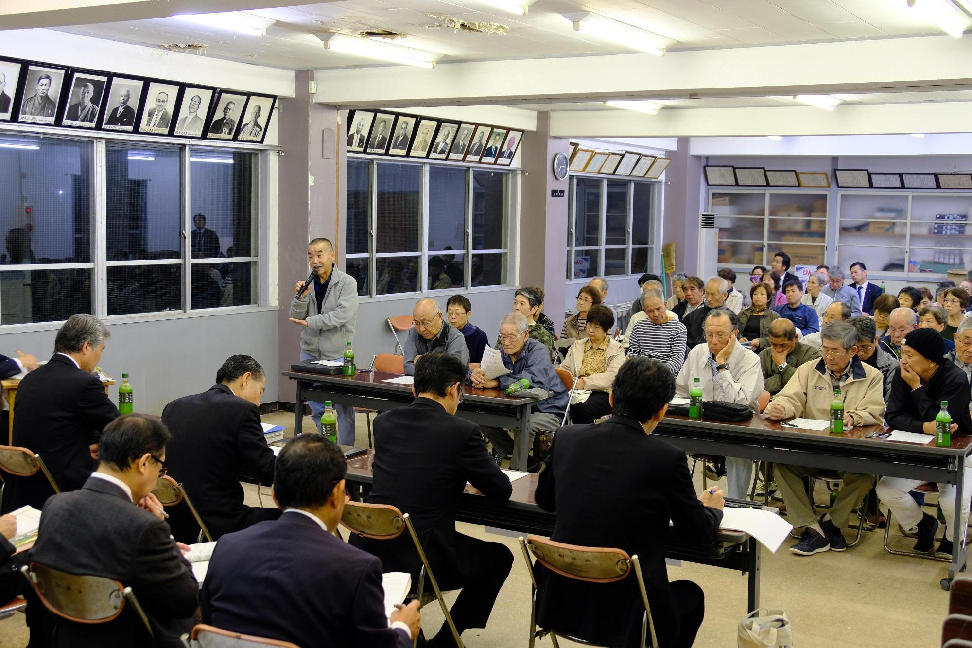 新井区民会館で地域タウンミーティングをする参加者らの写真