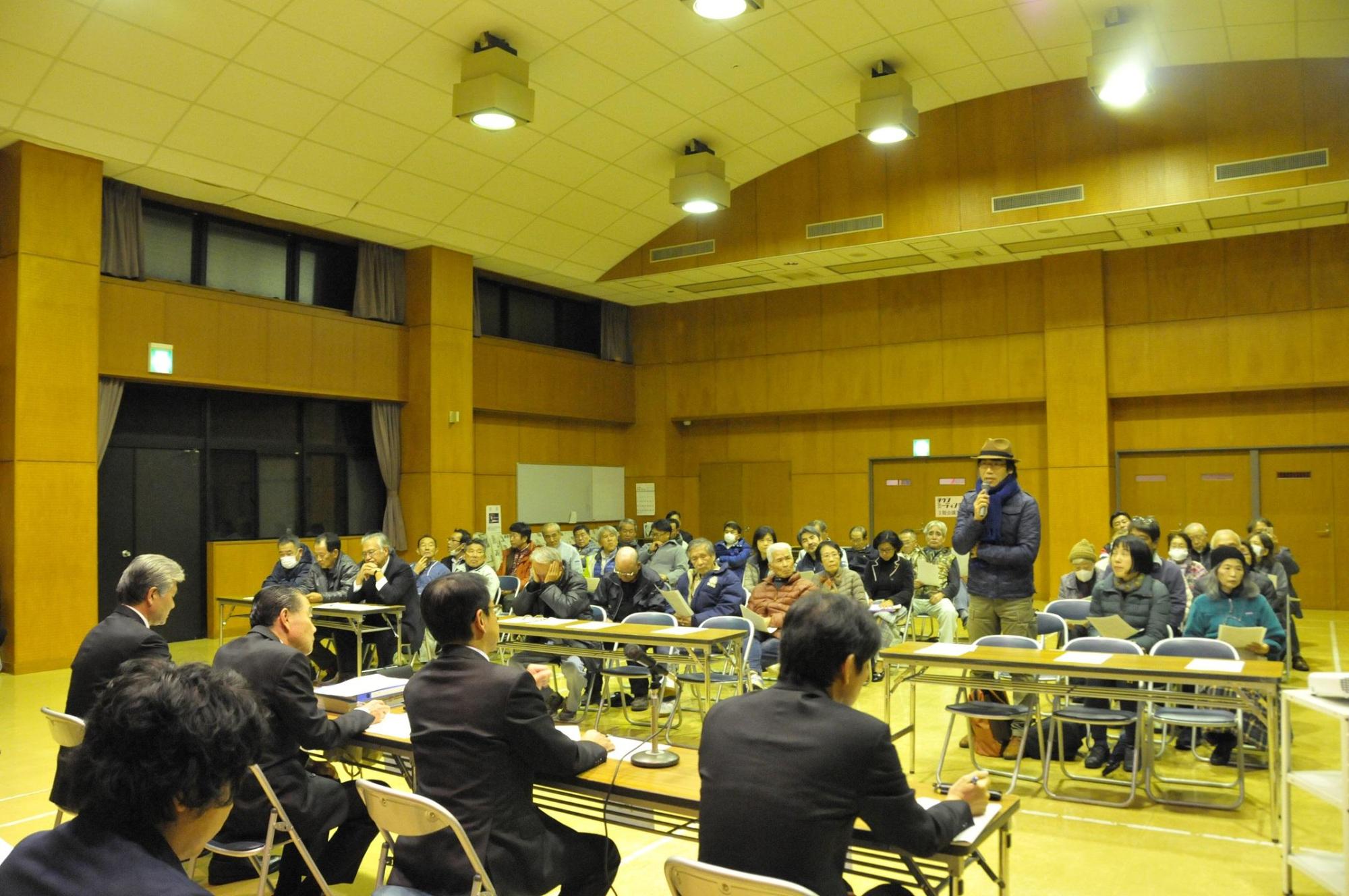 富戸コミュニティセンターの席に着く地域タウンミーティング参加者らの写真