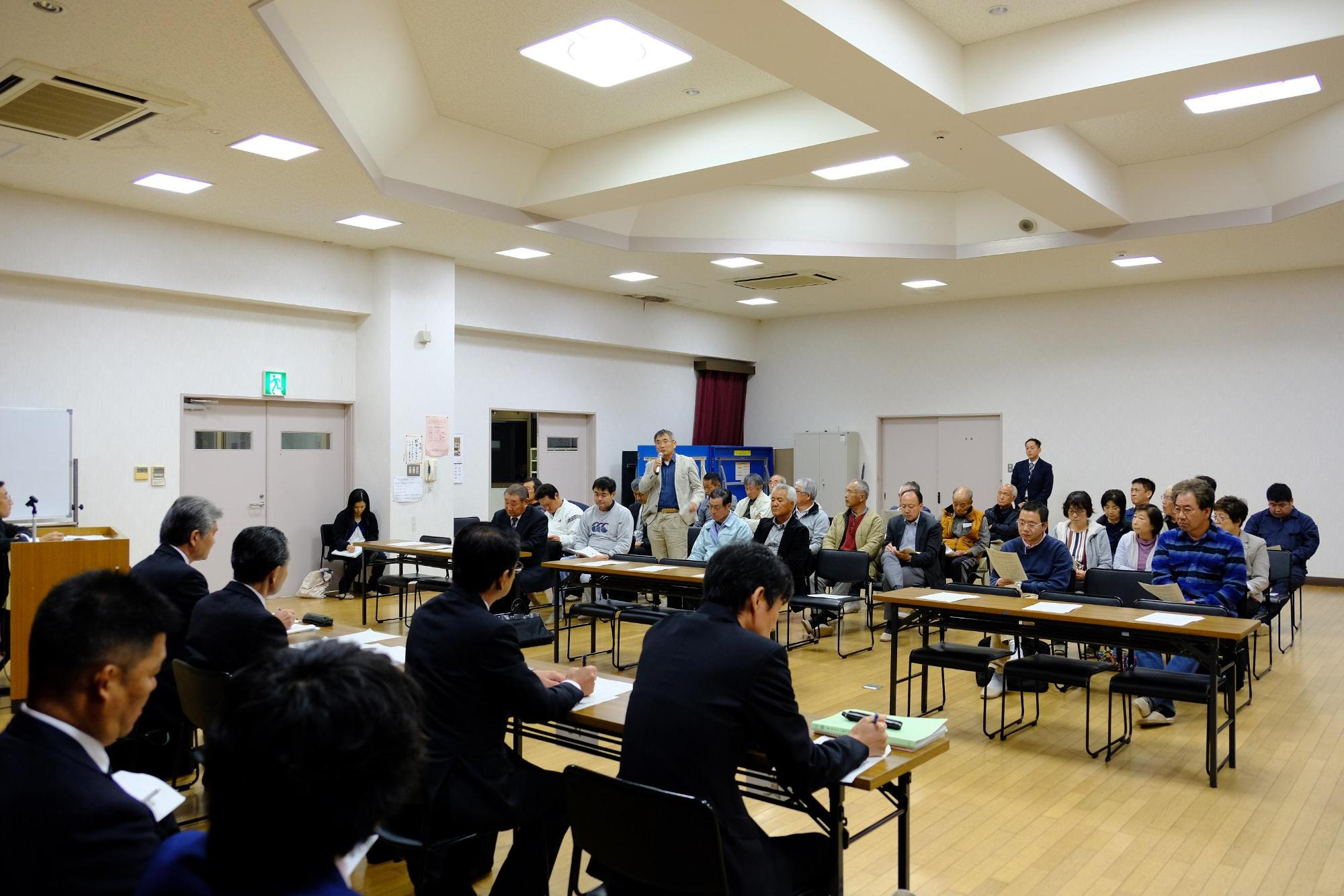 生涯学習センター池会館の席に着き地域タウンミーティングをする参加者らの写真