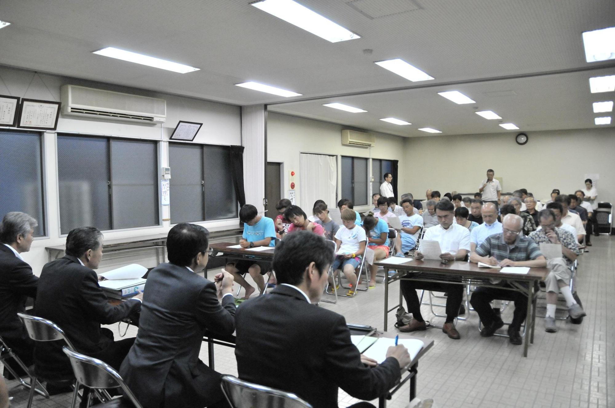 鎌田会館の席に着く地域タウンミーティング参加者らの写真