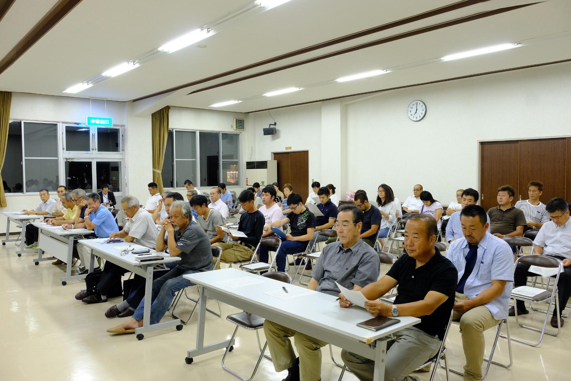 吉田区民会館で地域タウンミーティングをする参加者らの写真