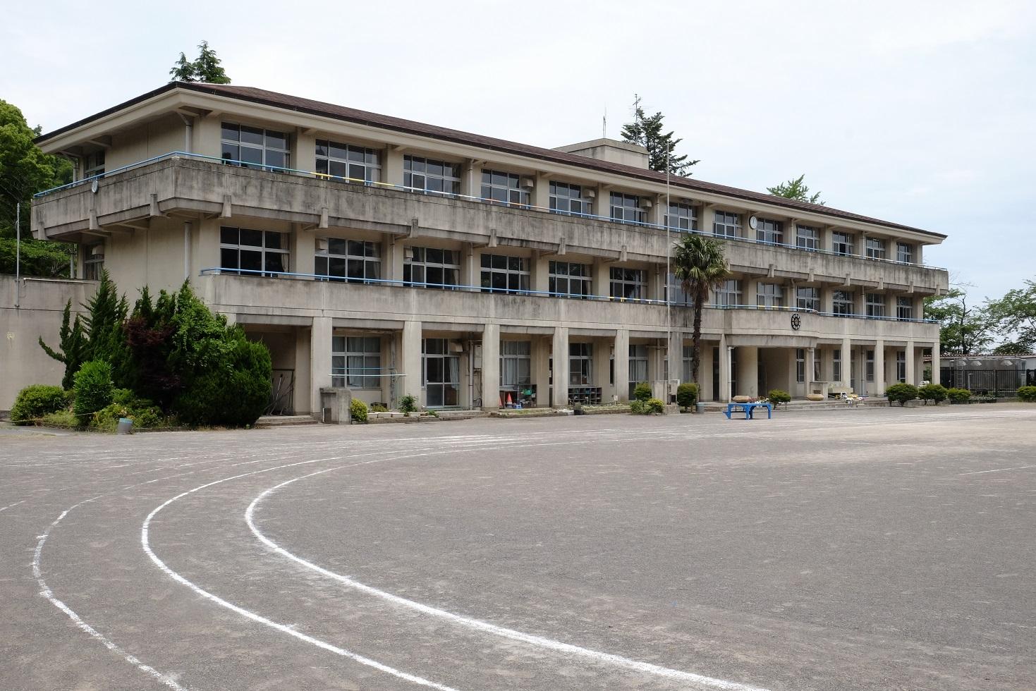 川奈小学校の校舎と校庭の写真