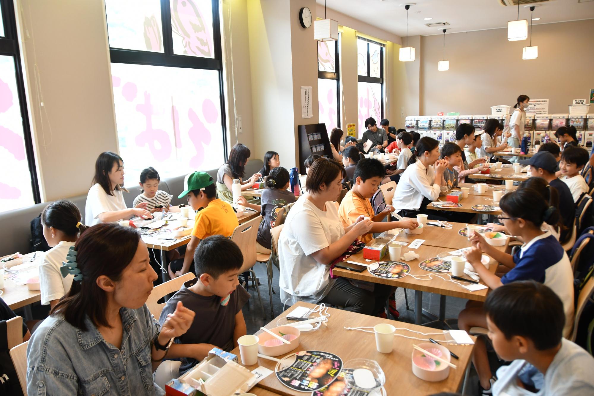 道の駅マリンタウンで昼食をとる参加者の写真