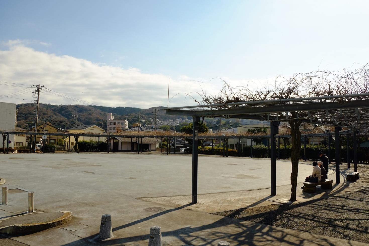 パーゴラと藤の広場の写真