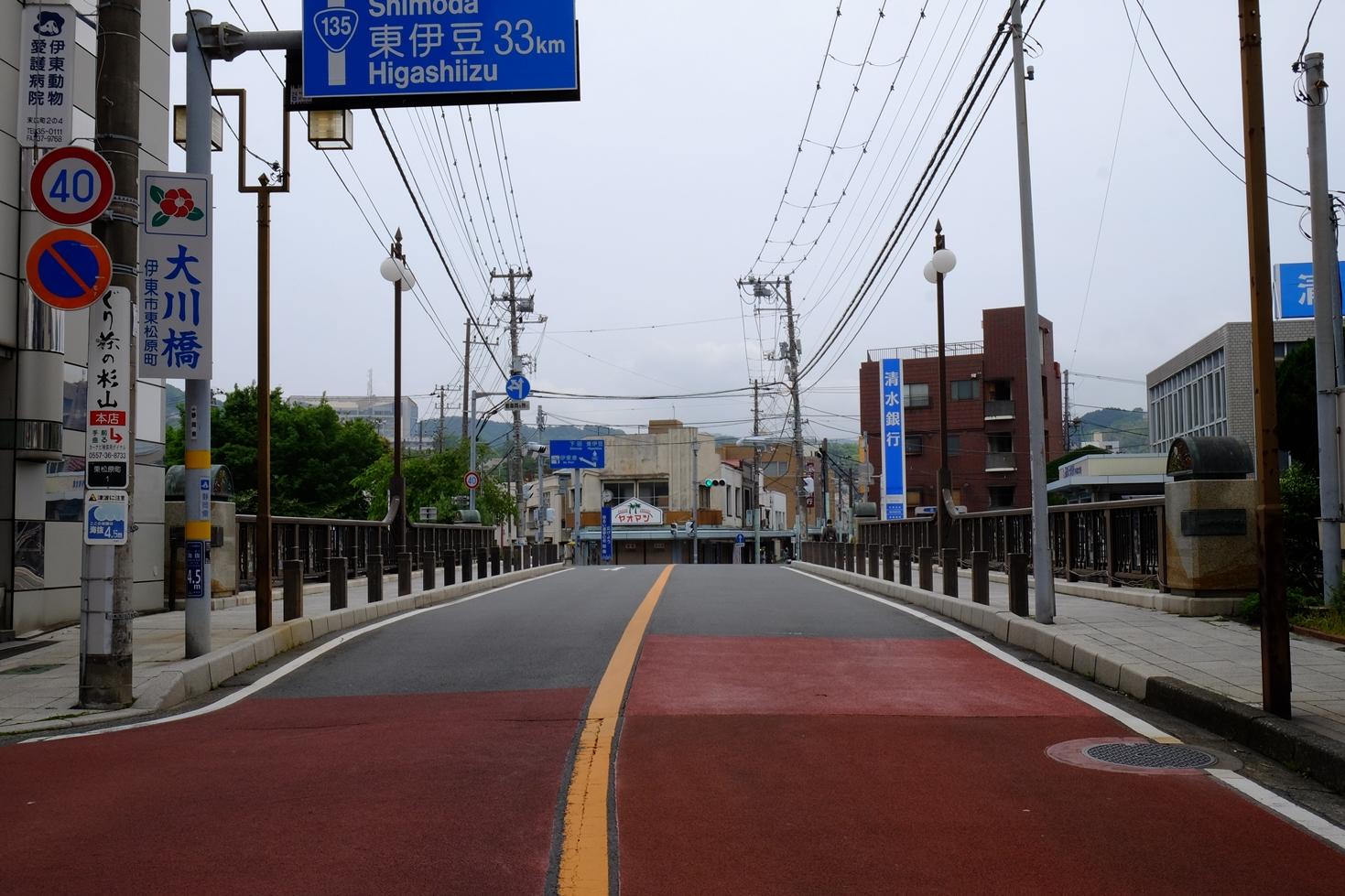 大川橋と大川橋の案内表示の写真