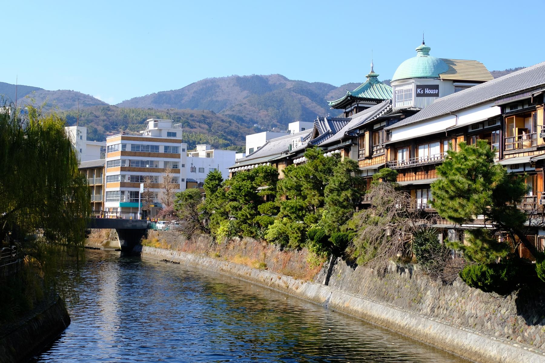 川沿いに建つ東海館の写真