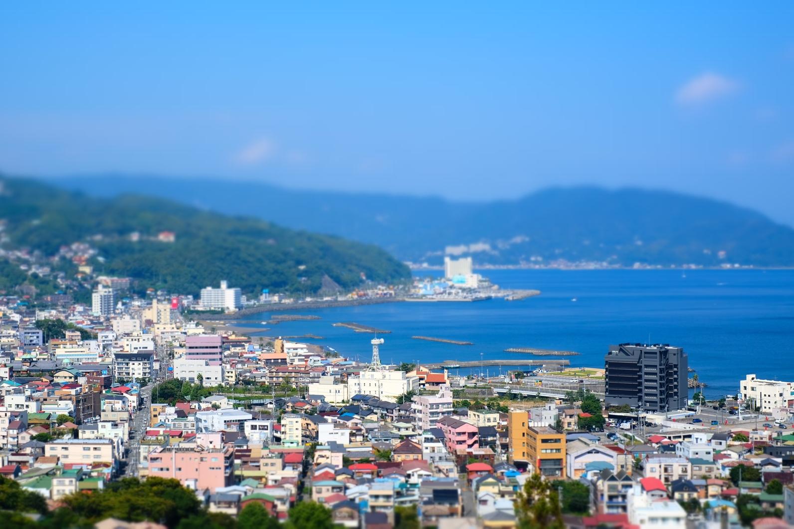 海沿いの市街地の写真