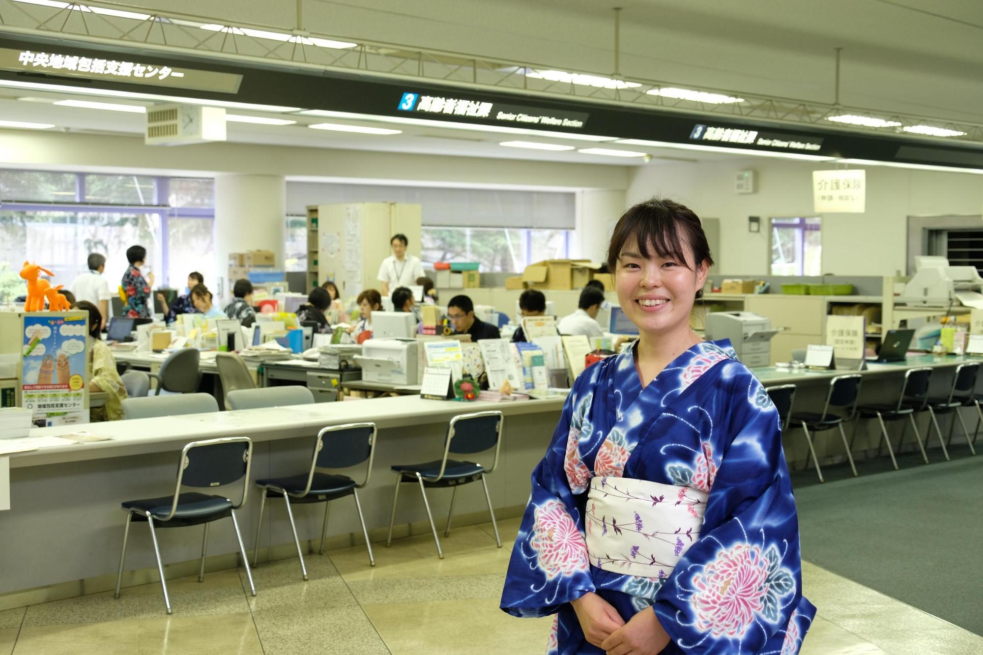 浴衣姿の女性職員の写真