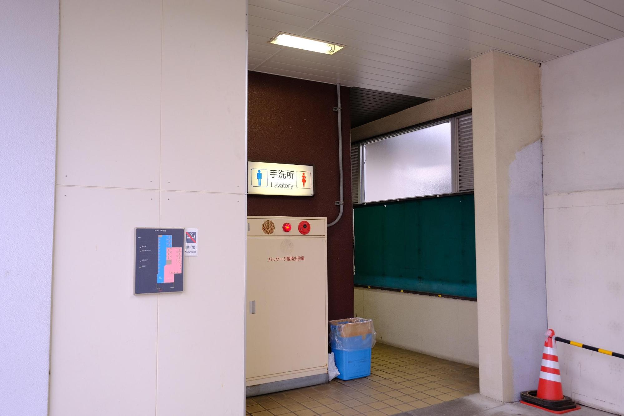 伊藤駅前の手洗所の入り口の写真